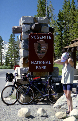 Jonne bij de ingang van Yosemite